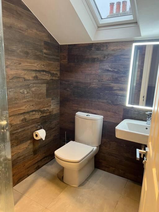 Four Bedroom Modern Victorian Wandsworth House London Exterior foto