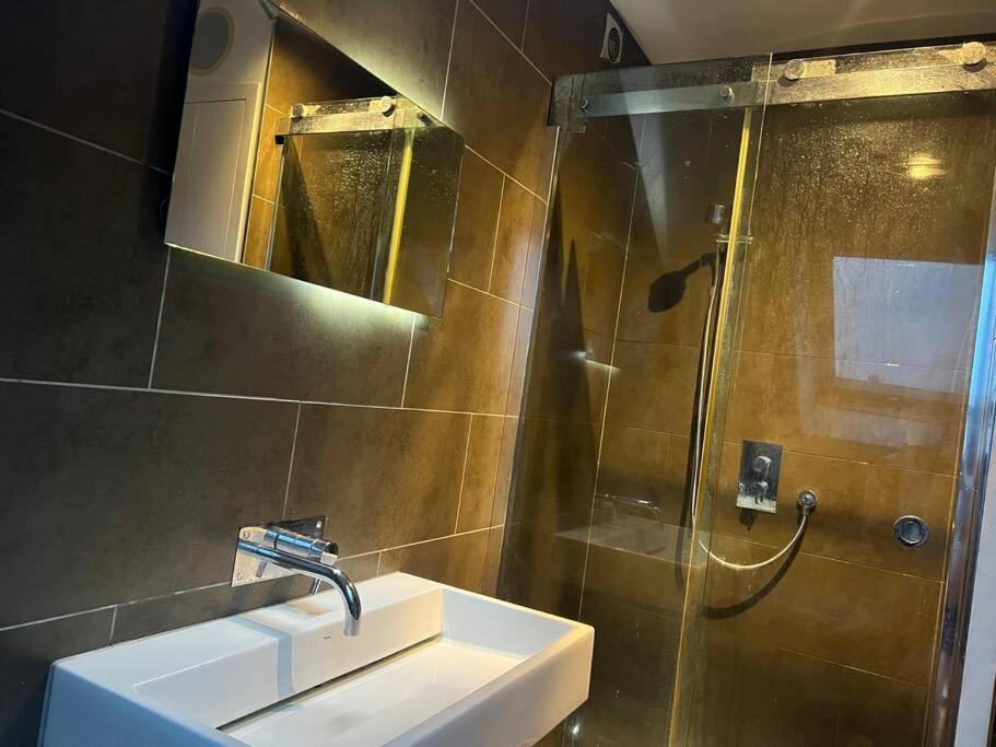 Four Bedroom Modern Victorian Wandsworth House London Exterior foto
